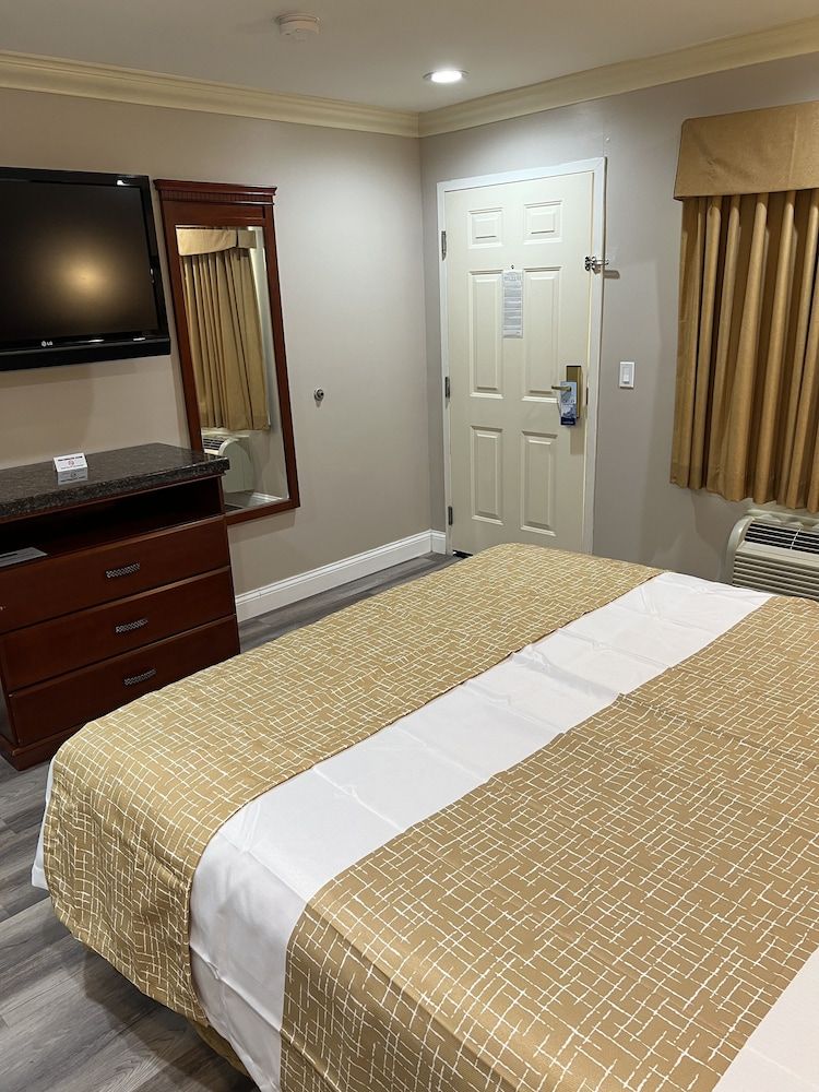 Room, 1 Queen Bed, Non Smoking (Mobility/Hearing, roll-in shower)