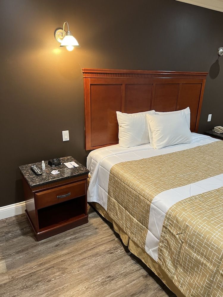 Room, 1 Queen Bed, Non Smoking (Mobility/Hearing, roll-in shower)
