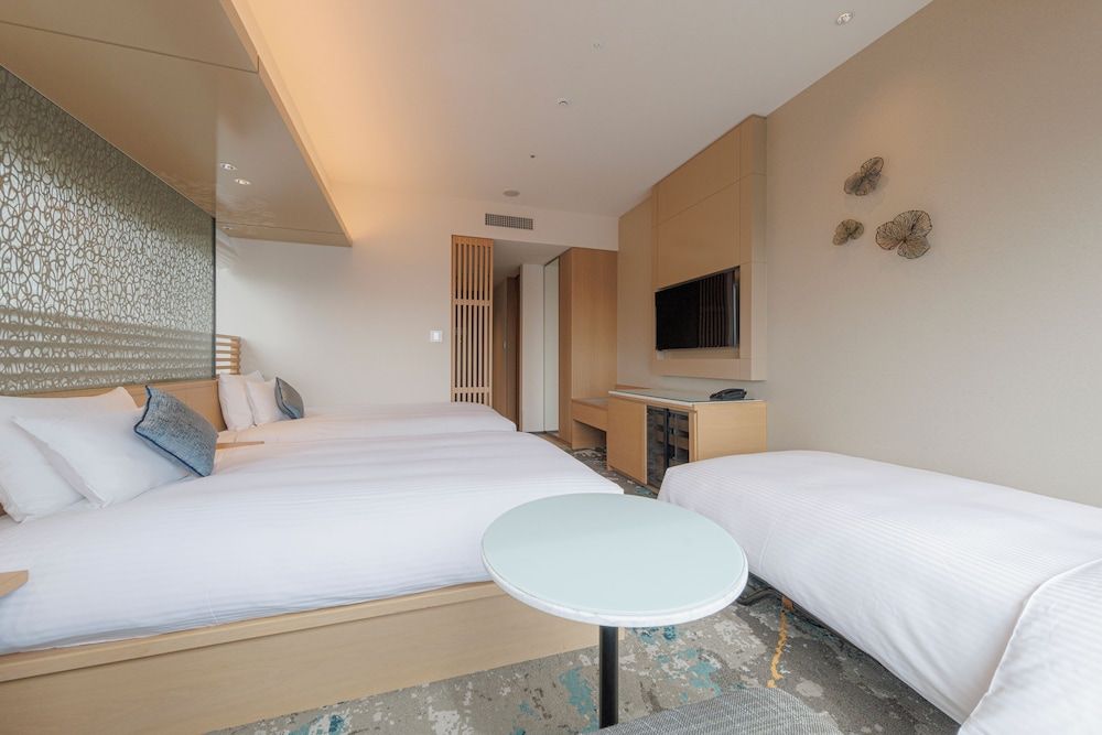 Deluxe Corner Twin Room for 3 guests, 34sqm, Non Smoking
