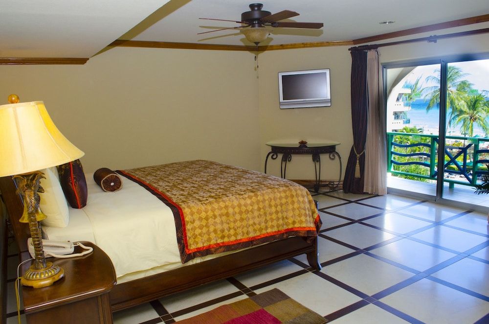 Accra Beach Hotel & Spa Deluxe Junior Suite, 1 King Bed, Balcony 5