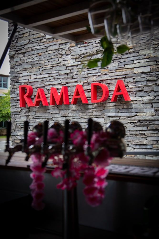 undefined Ramada by Wyndham Queenstown Central 10