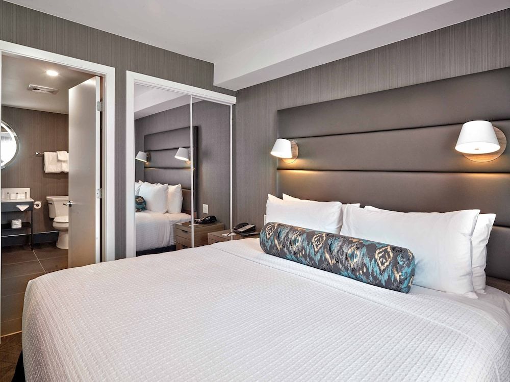 Sandman Signature Plano - Frisco Hotel Standard Suite, 1 King Bed with Sofa bed, Kitchen