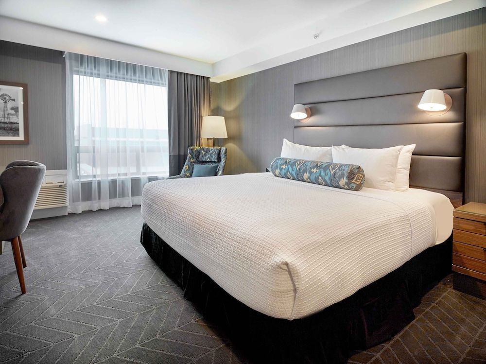 Sandman Signature Plano - Frisco Hotel Standard Room, 1 King Bed 3