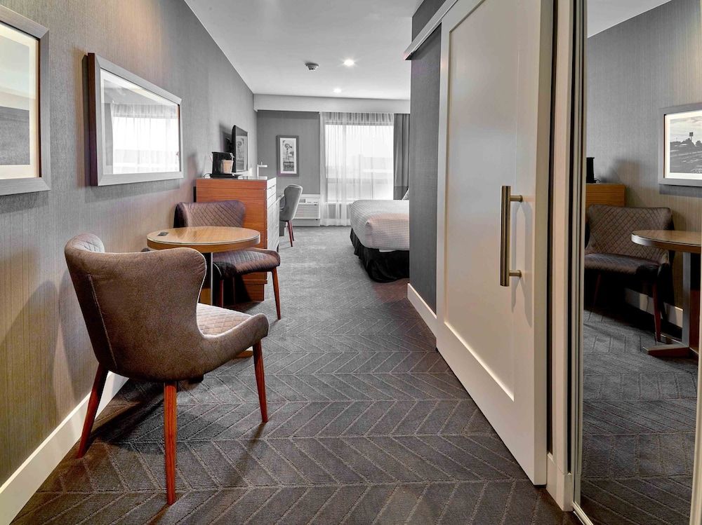 Sandman Signature Plano - Frisco Hotel Standard Room, 1 King Bed 7