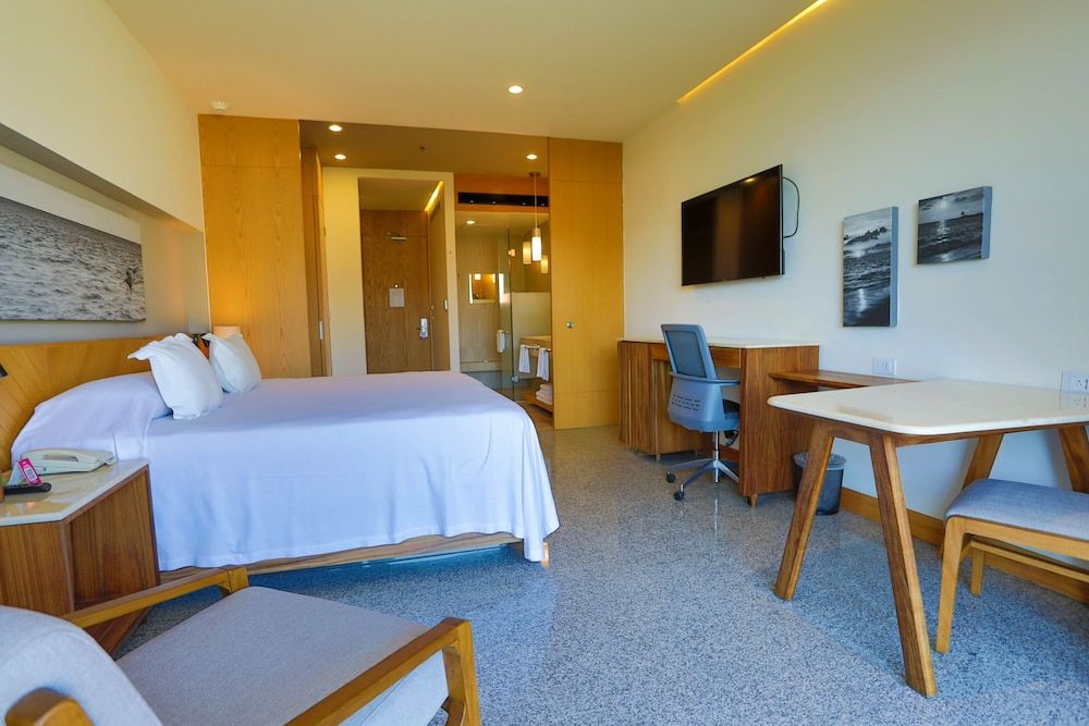 Deluxe Panoramic Bay View 1 King Bed