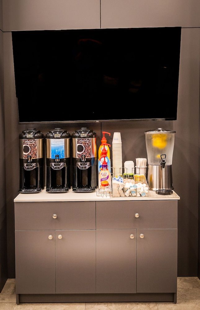 undefined La Quinta Inn & Suites by Wyndham Times Square South 8