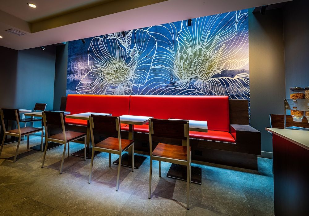 undefined La Quinta Inn & Suites by Wyndham Times Square South 7