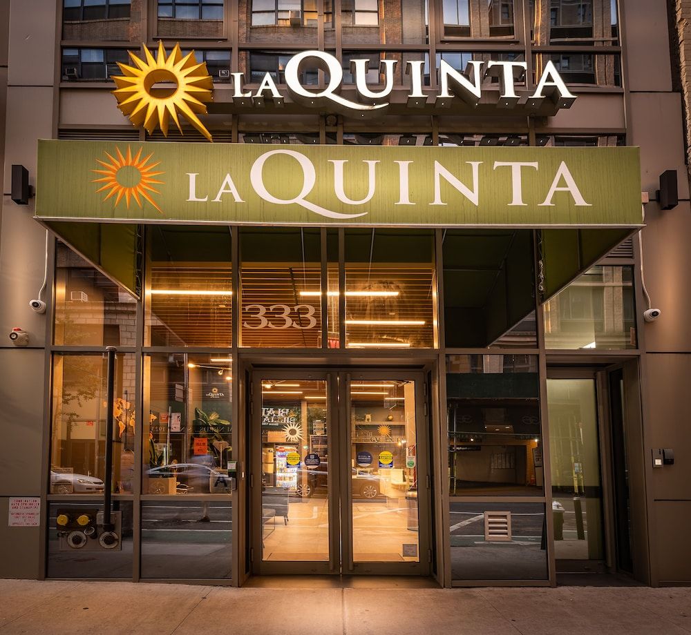 undefined La Quinta Inn & Suites by Wyndham Times Square South 5