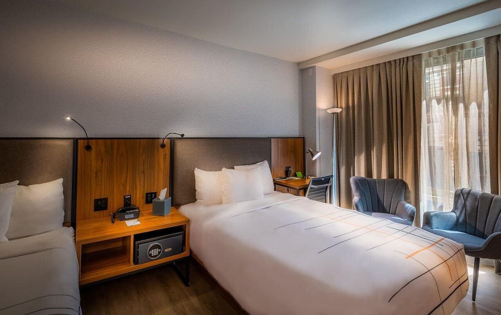 undefined La Quinta Inn & Suites by Wyndham Times Square South 2