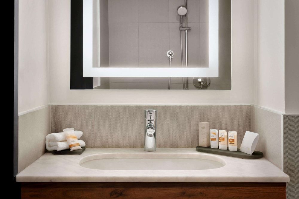 undefined La Quinta Inn & Suites by Wyndham Times Square South 4