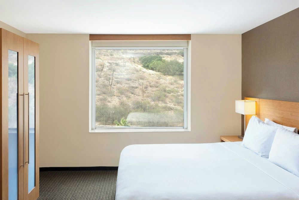 Deluxe Room, 1 King Bed, Golf View