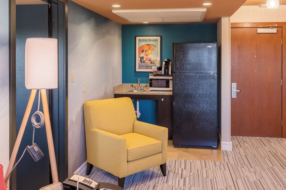 The Boulevard Inn & Bistro Standard Suite, 1 Queen Bed with Sofa bed, Accessible Bathtub, City View 4