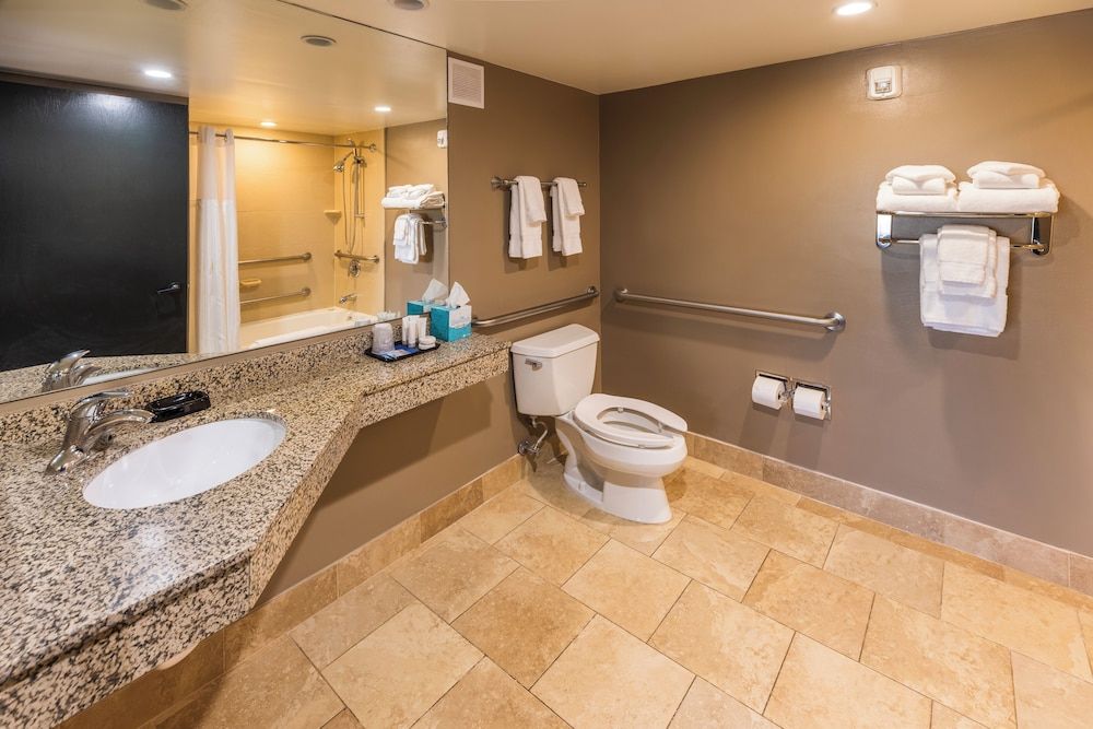 The Boulevard Inn & Bistro Standard Suite, 1 Queen Bed with Sofa bed, Accessible Bathtub, City View 2