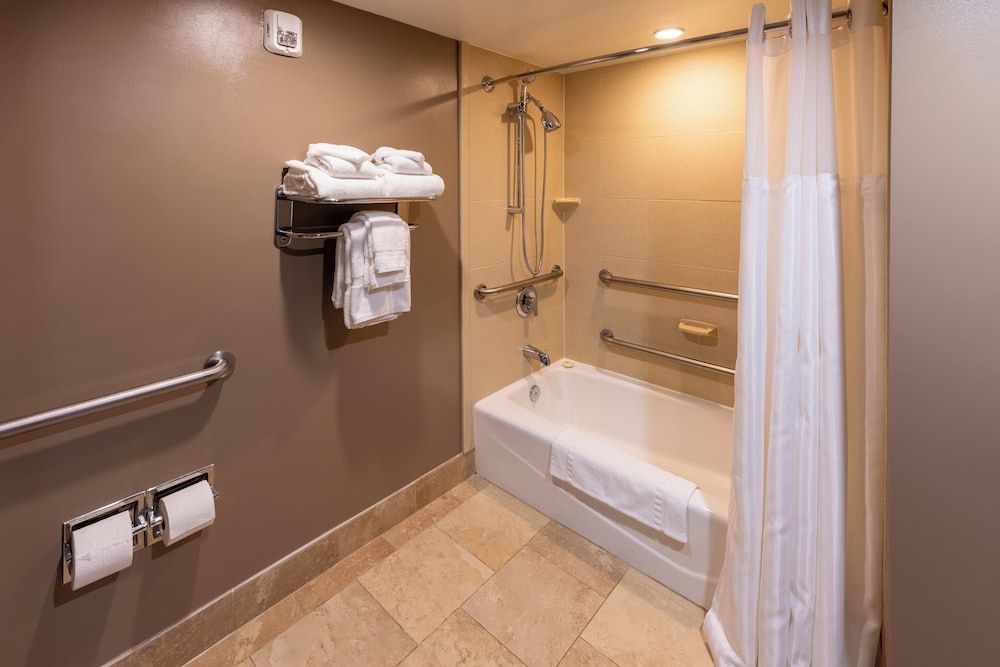 The Boulevard Inn & Bistro Standard Suite, 1 Queen Bed with Sofa bed, Accessible Bathtub, City View 3