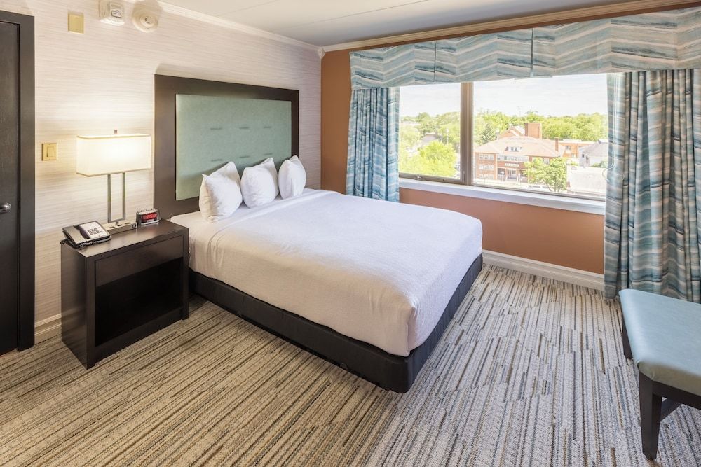 The Boulevard Inn & Bistro Standard Suite, 1 Queen Bed with Sofa bed, Accessible Bathtub, City View