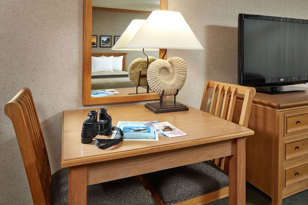 Cavalier Oceanfront Resort Standard Room, 1 King Bed, Accessible Tub 4