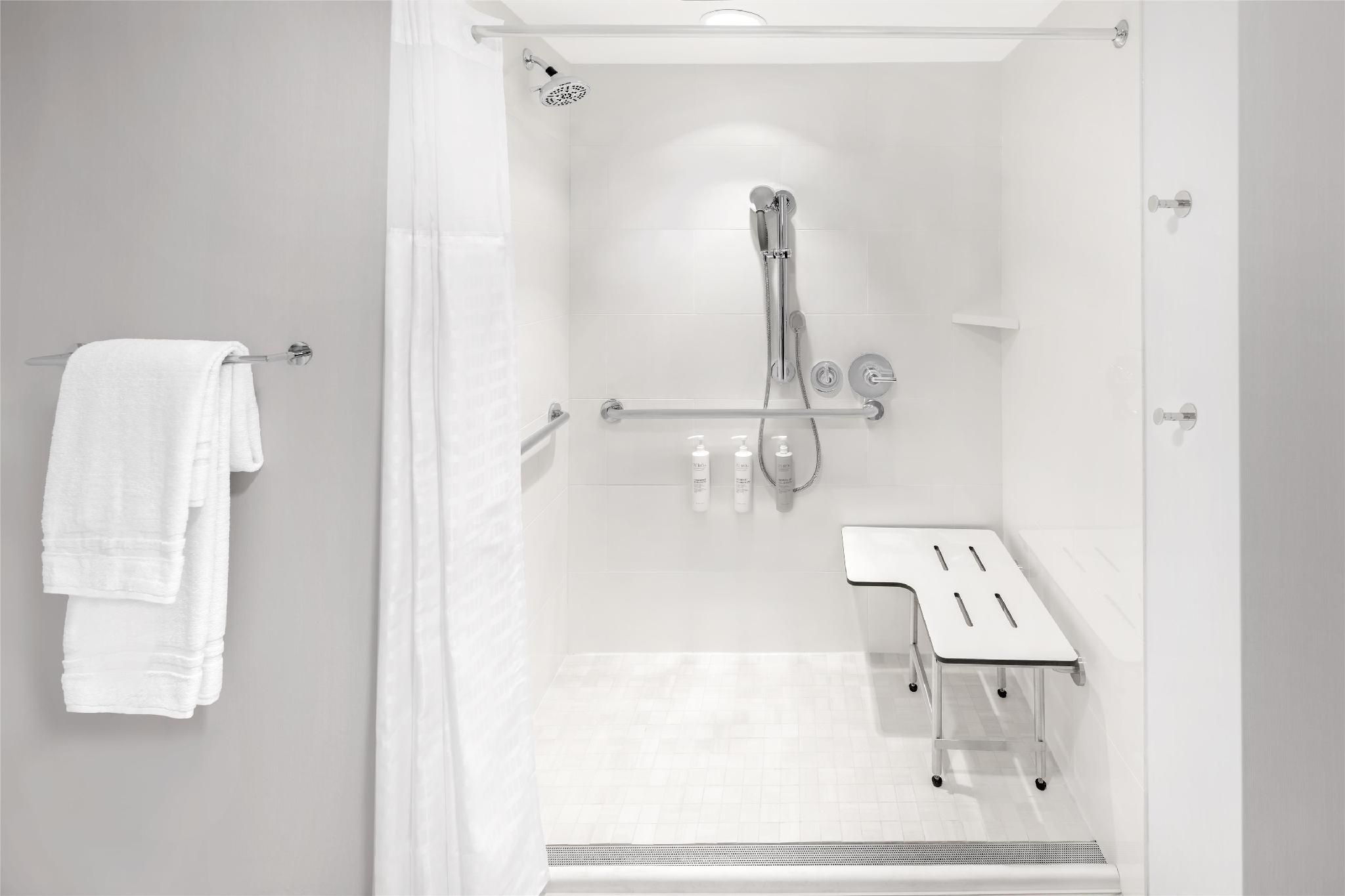 1 King 1 Bdrm Mob Acc Studio W Rollin Shower