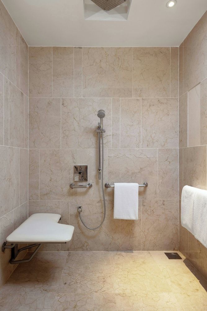 JW Marriott Hotel Hanoi Deluxe Room, 1 King Bed, Non Smoking, City View 6