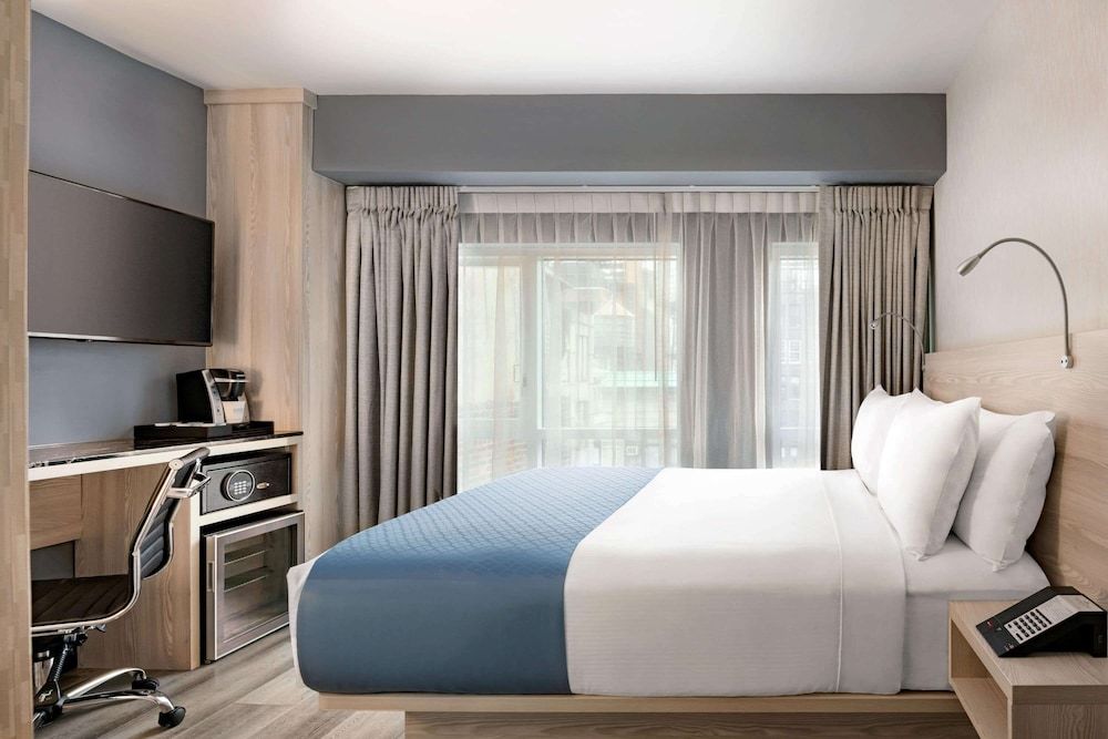 Room, 1 King Bed, Non Smoking, View (Empire)