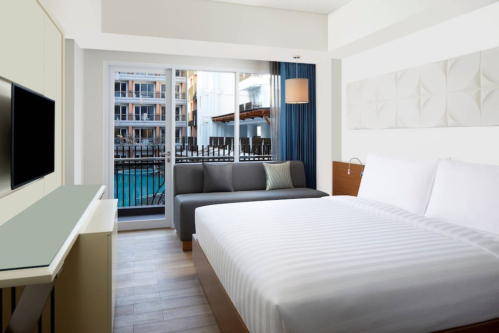Room, 1 Queen Bed, Non Smoking, Pool View