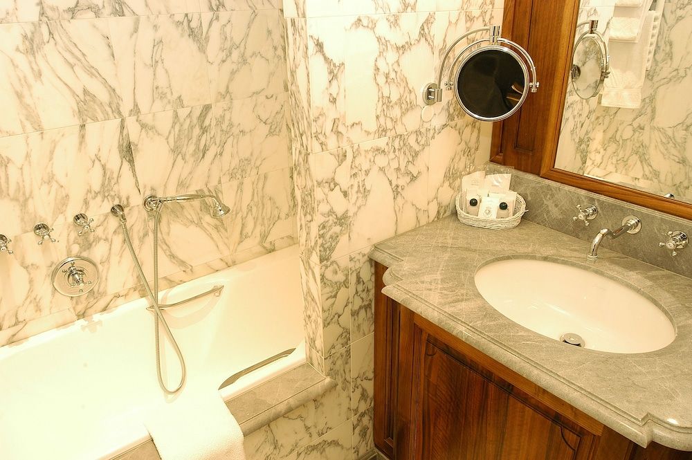 Hotel Chambiges Elysées Standard Double Room 3