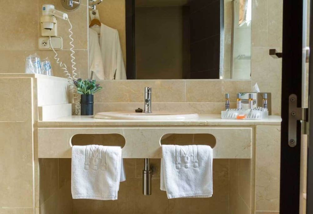 undefined Hotel Moderno Puerta del Sol 10