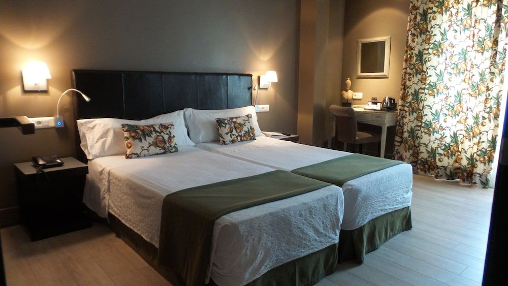 undefined Hotel Moderno Puerta del Sol 5