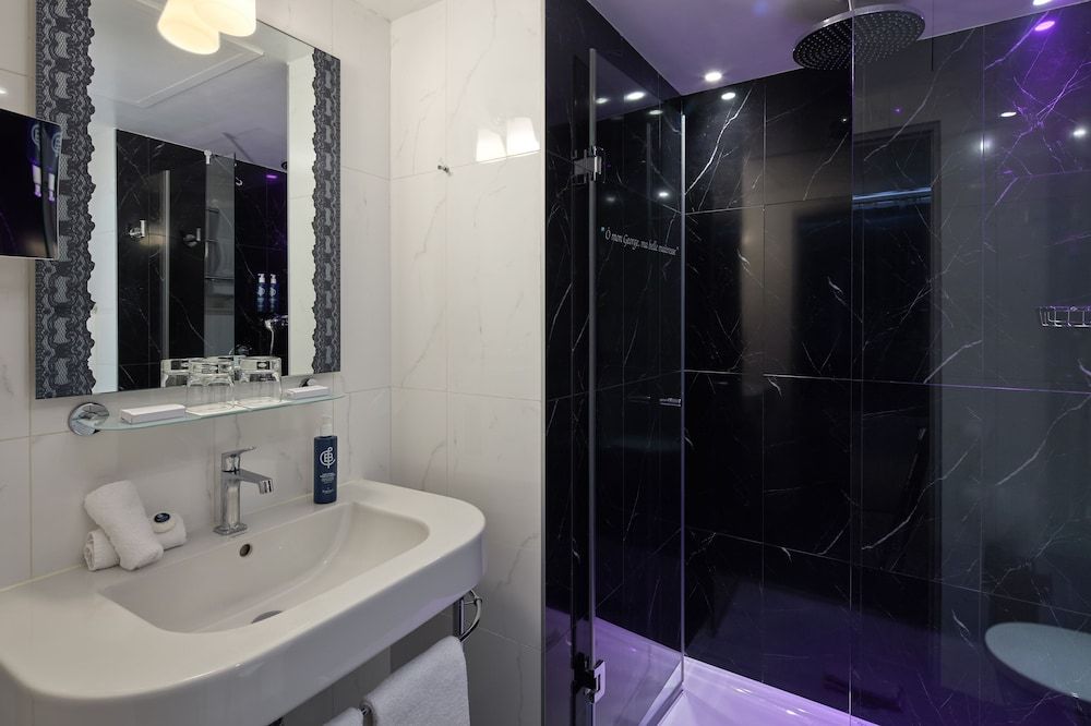 Les Plumes Hôtel Paris Classic Double Room 12