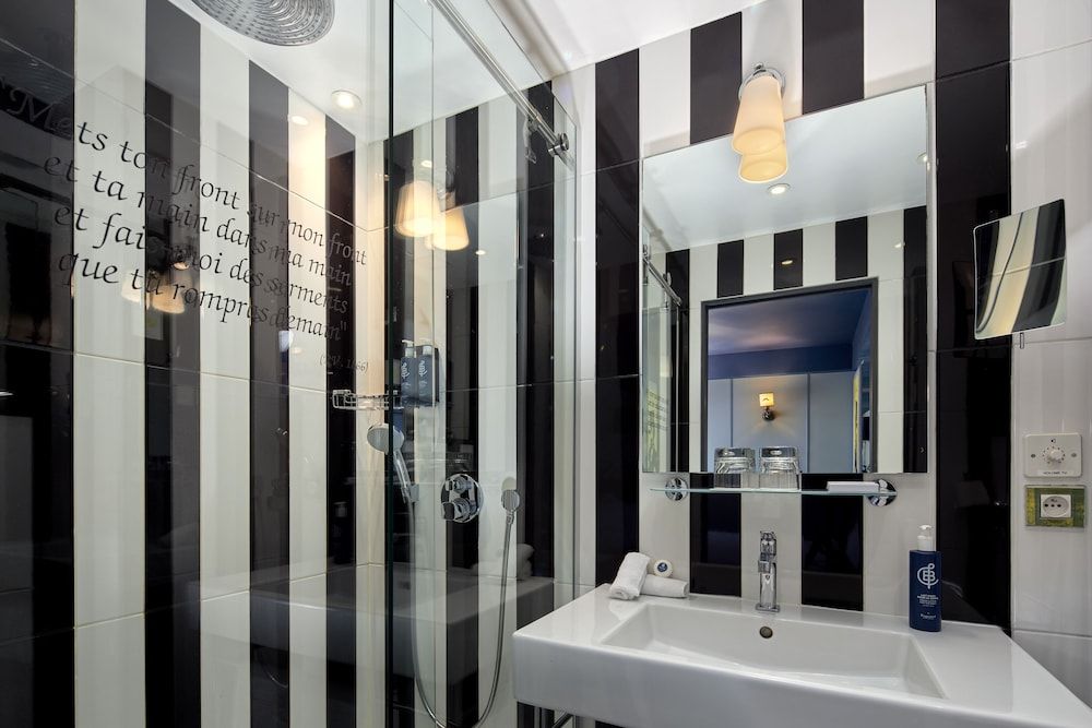 Les Plumes Hôtel Paris Classic Double Room 13