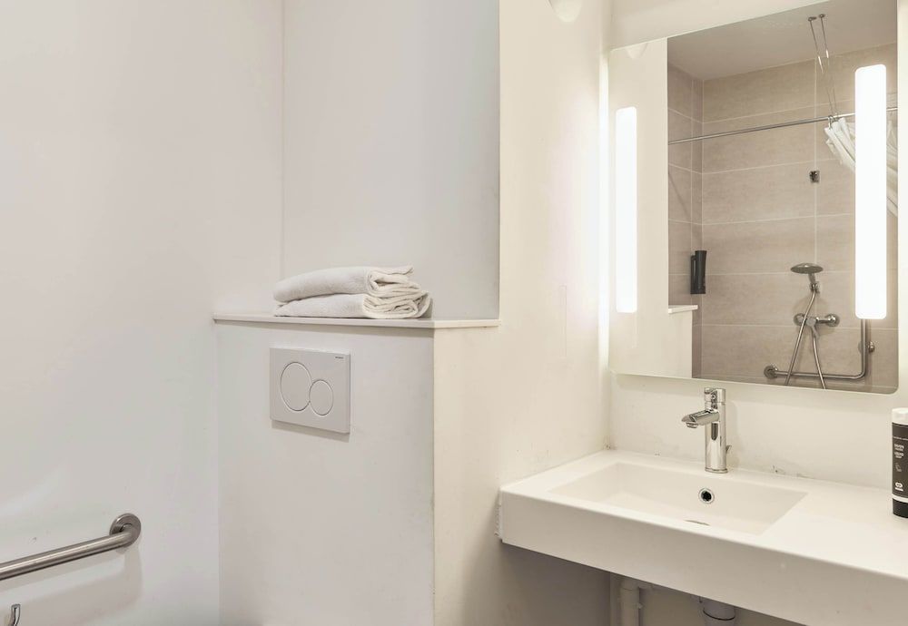 B&B HOTEL Paris Porte de Bagnolet Double Room, Mobility Accessible, Non Smoking 4