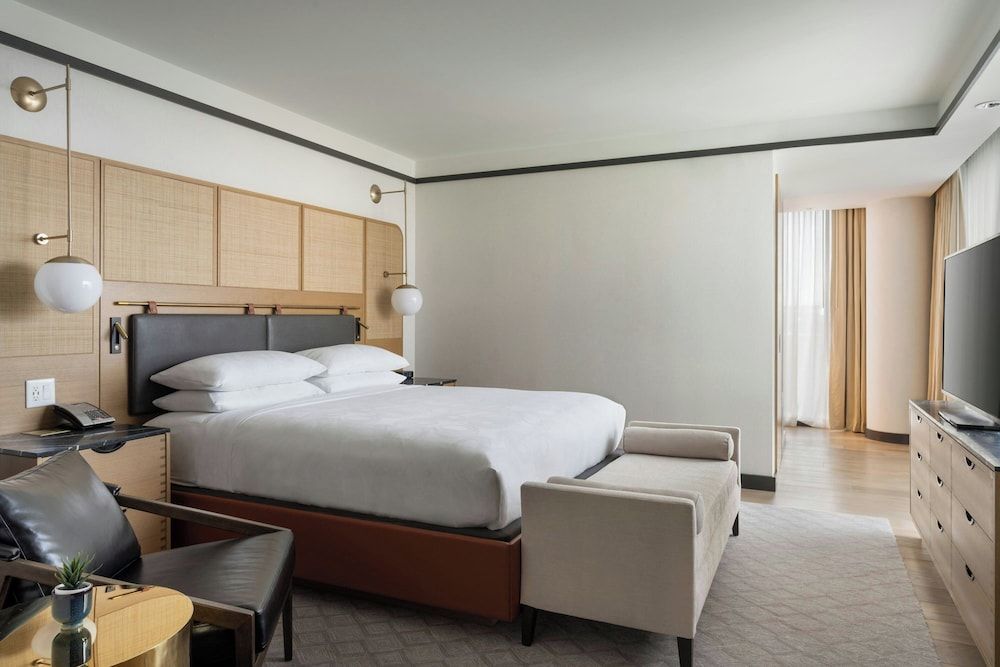 JW Marriott, Suite, 1 King, Partial Bay View, Corner Room