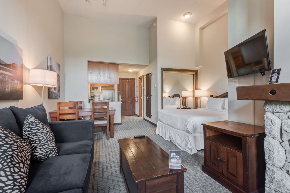 Blackcomb Springs Suites by CLIQUE Premium Studio Suite, Kitchen 4