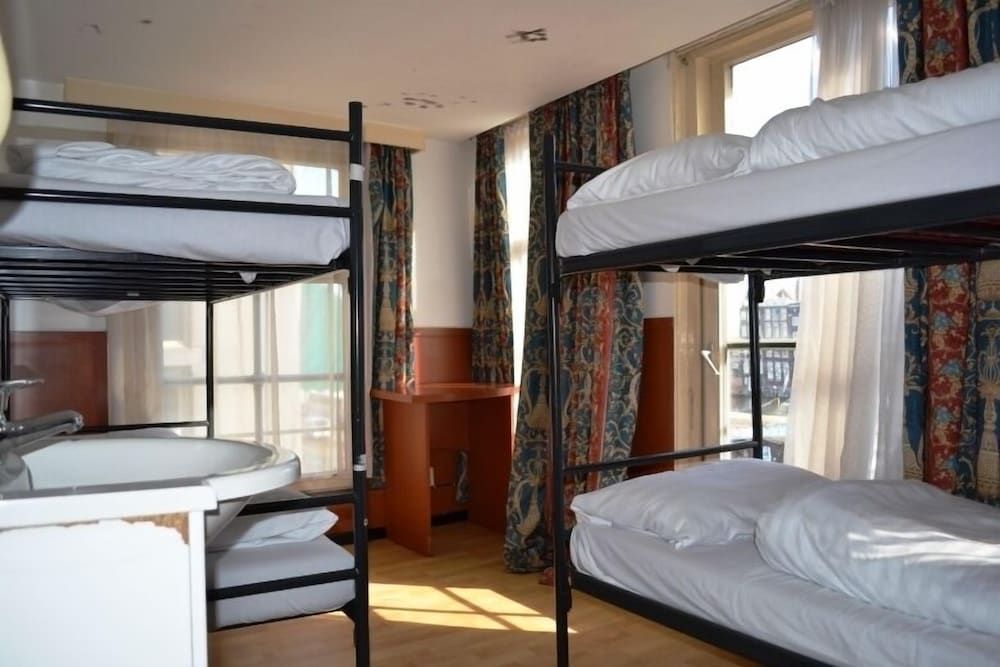 Hotel Continental Amsterdam Basic Quadruple Room, Shared Bathroom 3