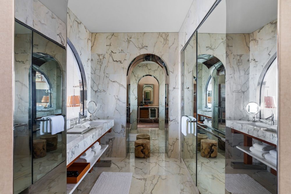 Lotte Hotel Seattle Superior Room, 1 King Bed, City View 3