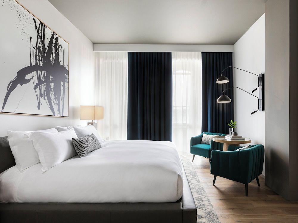 Room, 1 King Bed, Roll-in Shower (Mobility)