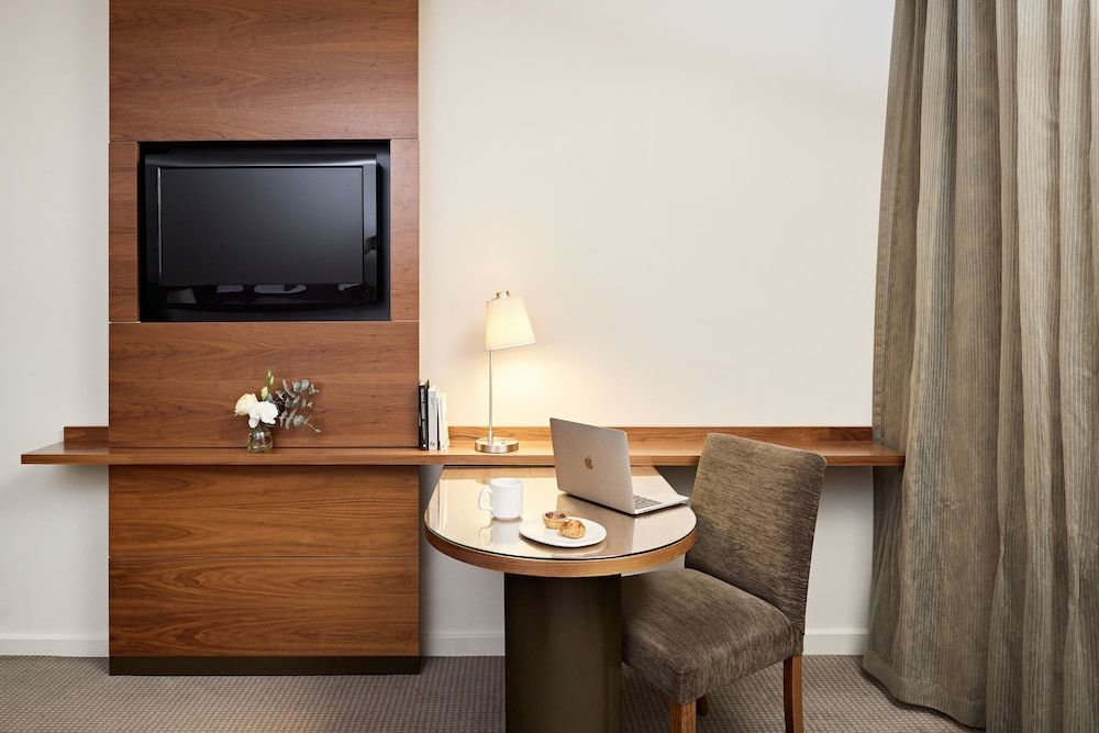 View Melbourne Queen Room with Free Wi-Fi 5