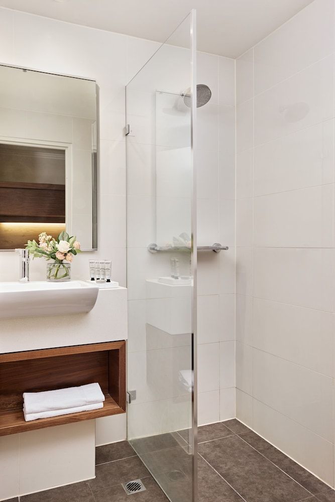View Melbourne Queen Room with Free Wi-Fi 4