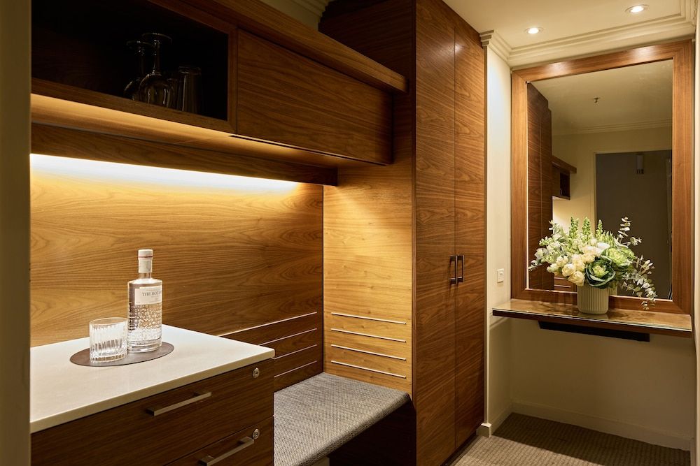 View Melbourne Queen Room with Free Wi-Fi 3