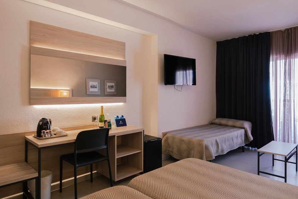 Family Room (2 Adults + 2 Children)