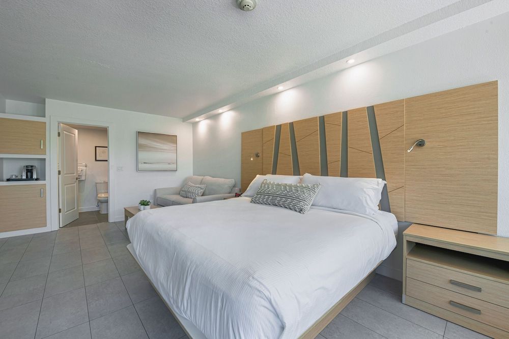 Casey Key Resorts - Mainland Deluxe King Room 2