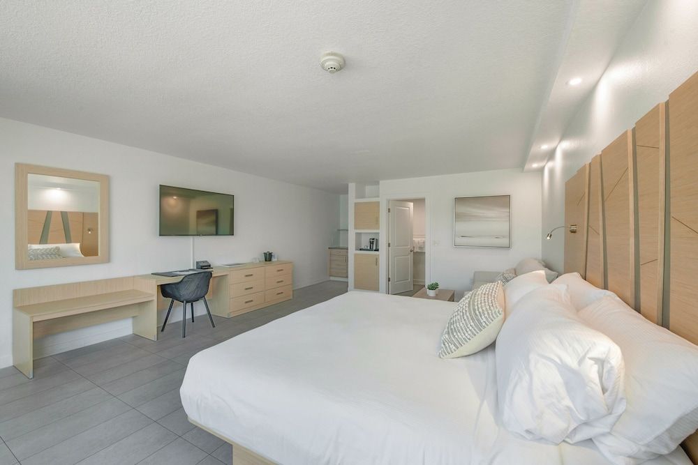 Casey Key Resorts - Mainland Deluxe King Room 3