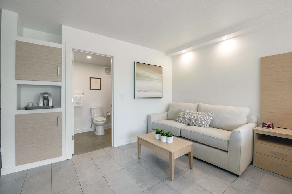 Casey Key Resorts - Mainland Deluxe King Room 7