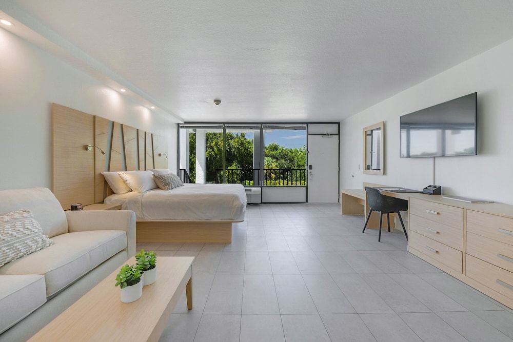 Casey Key Resorts - Mainland Deluxe King Room 5