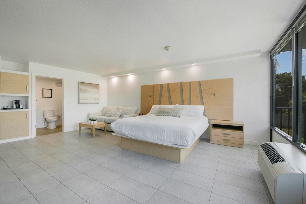 Casey Key Resorts - Mainland Deluxe King Room 6