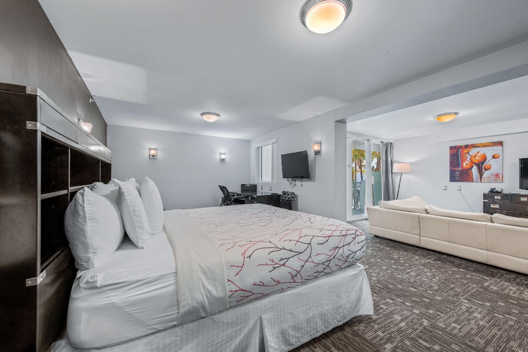 Casey Key Resorts - Mainland Deluxe King Suite 2