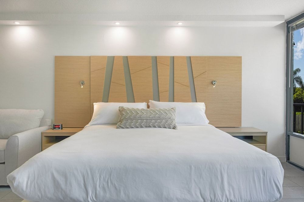 Casey Key Resorts - Mainland Deluxe King Room