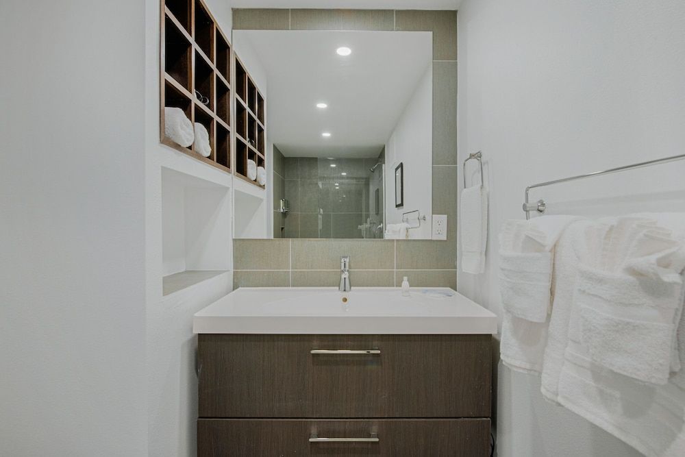 Casey Key Resorts - Mainland Deluxe King Room 11