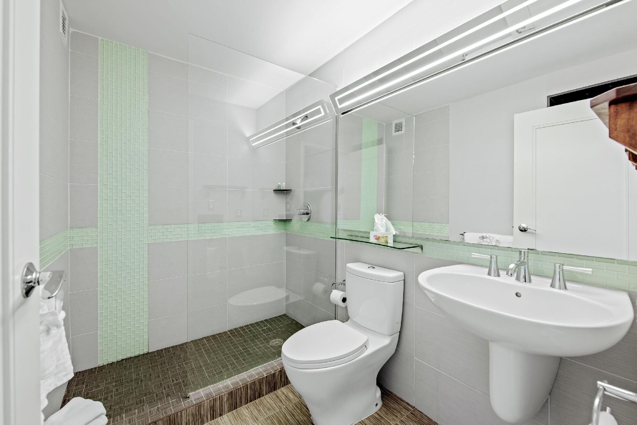 Standard Double Queen Room