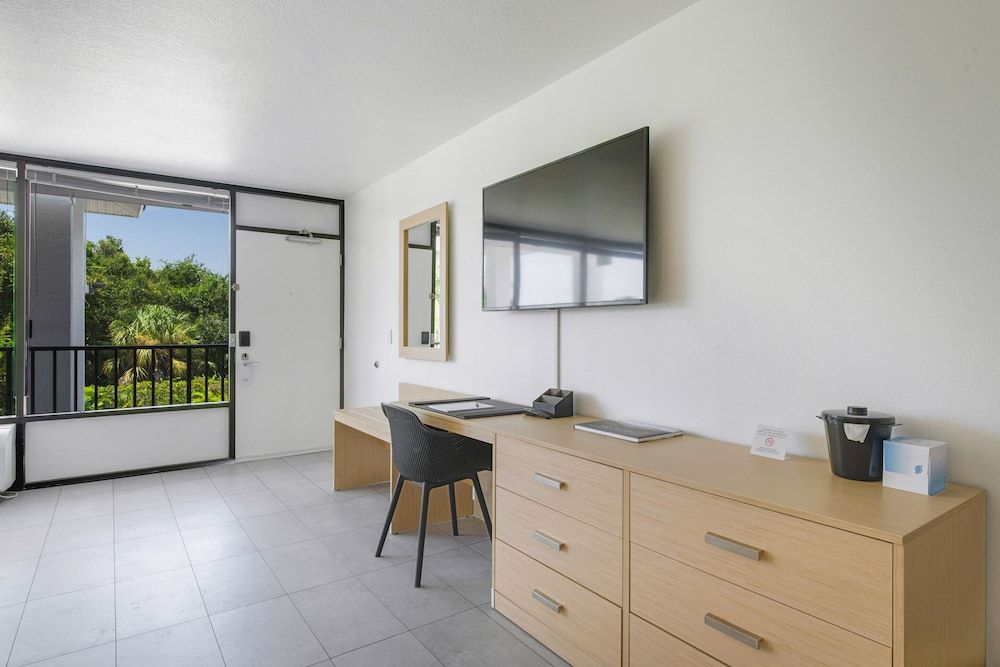 Casey Key Resorts - Mainland Deluxe King Room 13