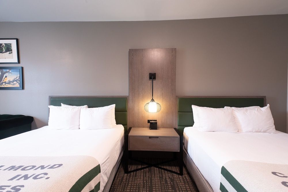 Oxford Suites Paso Robles 2 Queen Suite Roll-In Shower 2